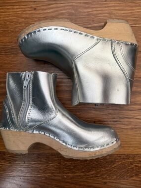 Hanna Andersson Silver Leather Clog Boots